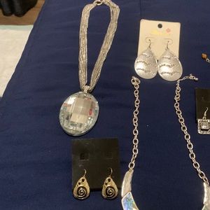Very nice jewelry earrings and necklaces